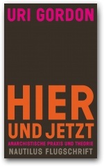 Es handelt sich um ein rein typographisches Cover ohne Bildmotiv. Auf einer dunklen, monochromen Fläche steht oben der Name des Autoren in Pink, der Titel steht in der unteren Hälfte sehr fett in orange, darunter kleiner der Untertitel in Pink und der Name der Buchreihe Nautilus Flugschrift in Grau.