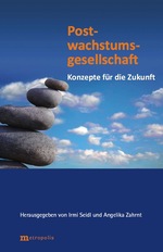 Das Buchcover-Foto zeigt einen blauen Himmel mit einigen weißen Wolken. Im Vordergrund sind aufeinander balancierte graue Steine zu sehen. Darüber steht in orangener Schriftfarbe "Postwachstums-Gesellschaft", und in weiß etwas kleiner darunter "Konzepte für die Zukunft".