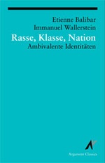 Oben ist ein schwarzer Streifen, darunter sind die Namen der beiden Autoren, Etienne Balibar und Immanuel Wallerstein zu sehen.
Der Titel "Rasse, Klasse, Nation" ist etwas größer, darunter der Untertitel
"Ambivalente Identitäten". Das Cover ist hellblau mit weißer und schwarzer Schrift.