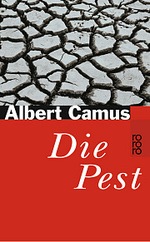 Ausgedörrte, aufgerissene Erdkruste, ein schwarz-weiß Foto, nimmt die obere Hälfte des Einbands ein. Der Name des Autors steht weiß auf schwarzem Grund und direkt darunter auf tomatenrotem Grund der Titel in weißen Buchstaben, kursiv gesetzt.